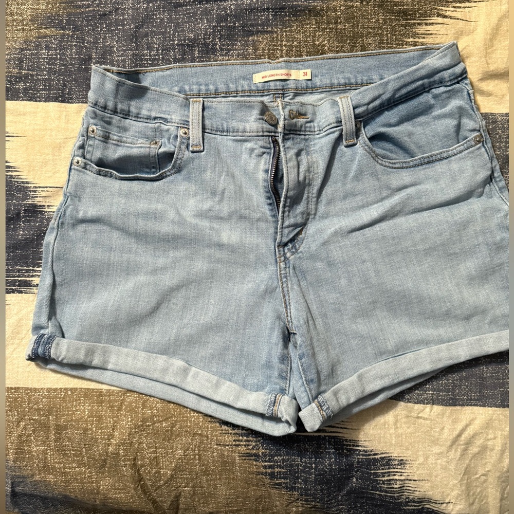 Light Blue Denim Women's Levi’s Shorts. Size 31